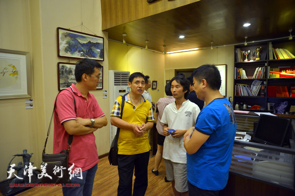 图为管众、赵年刚、安士胜、李军在画展现场。