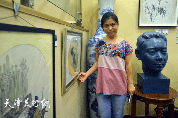 图为张荔萍和她的作品。