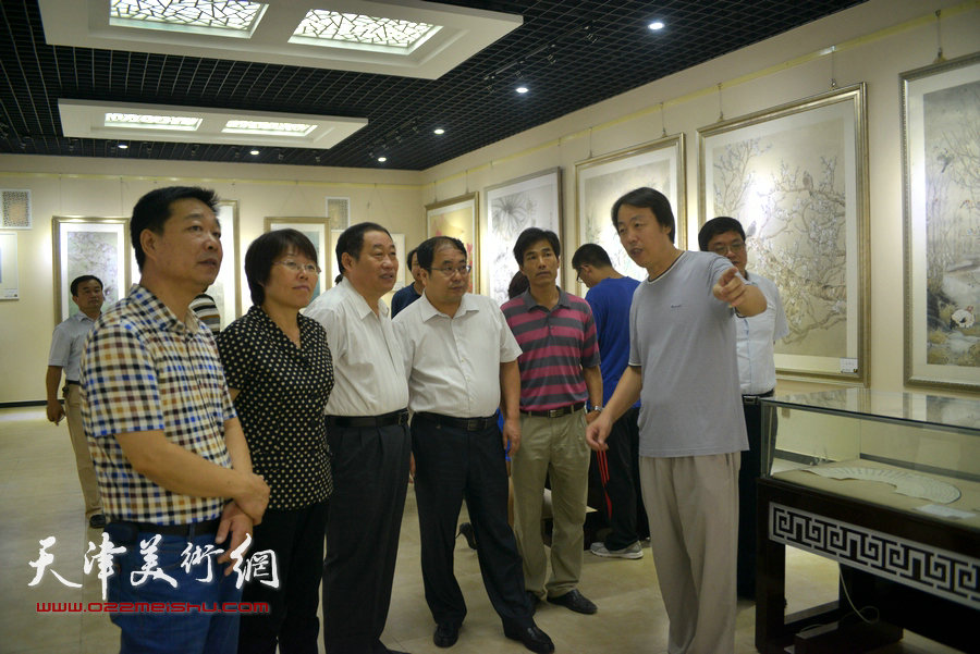 孔宪江陪同李连元、李维怀、芮永玲等观看展品。