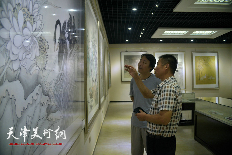 孔宪江等在现场观看展品。