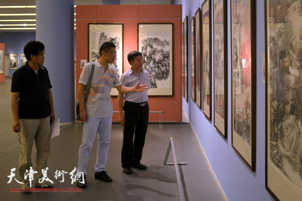 程亚杰在天津参观天津首届山水画大展。