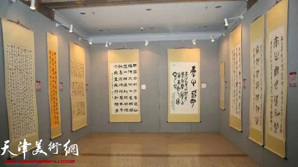 天津女书法家李月萍郑少英参加国际妇女书法作品展