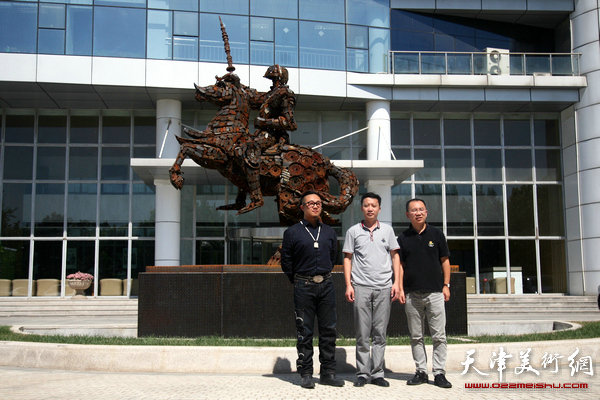 天津南开允公集团有限公司副总裁杨光海、芬尼克兹创始人兼总裁宗毅、艺术家陈曦共同为“堂吉诃德”雕塑揭幕。