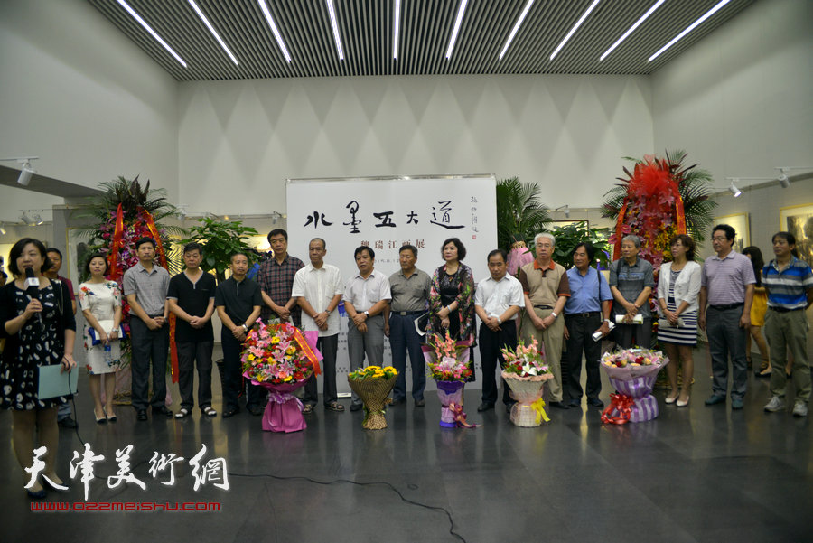 “水墨五大道——魏瑞江画展”在文化中心天津图书馆展出。图为开幕仪式现场。