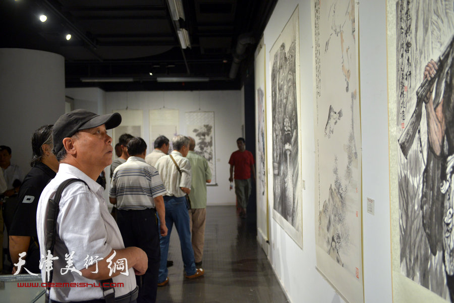 “到人民中去”京津冀百名艺术家志愿者赴抗战圣地服务采风创作成果巡展在天津美术学院美术馆开幕。