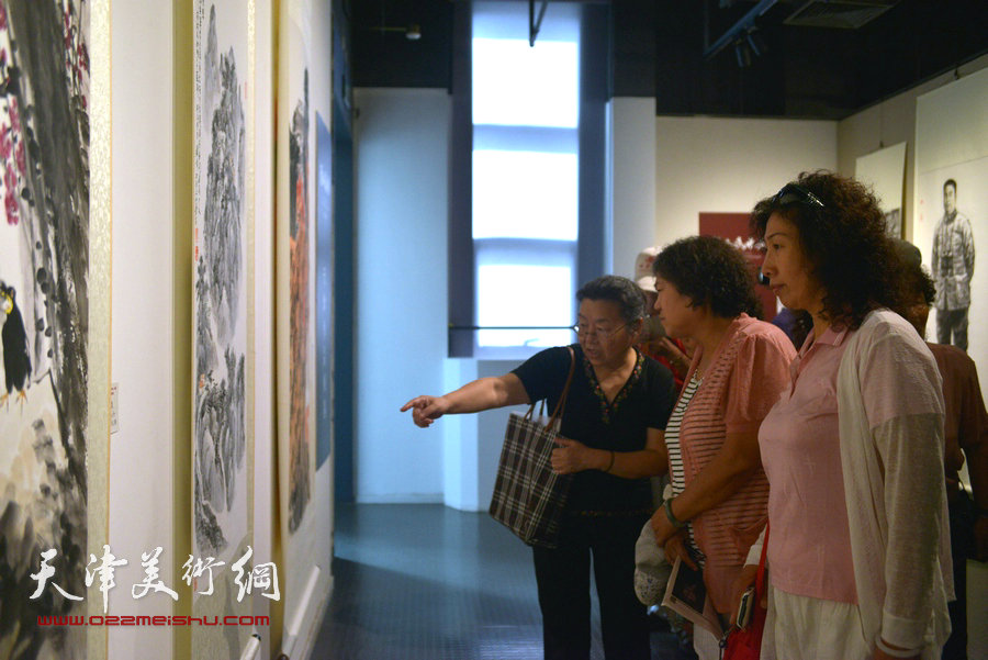 “到人民中去”京津冀百名艺术家志愿者赴抗战圣地服务采风创作成果巡展在天津美术学院美术馆开幕。