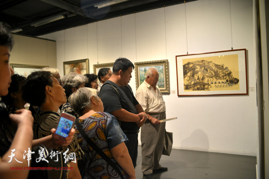 “到人民中去”京津冀百名艺术家志愿者赴抗战圣地服务采风创作成果巡展在天津美术学院美术馆开幕。