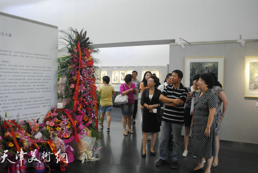 天津市人大常委会副主任、民进天津市委会主委张俊芳代表民进市委会祝贺画展成功