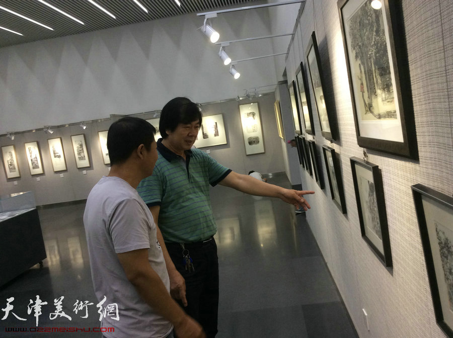 图为天津美协副主席史振岭观看展览。