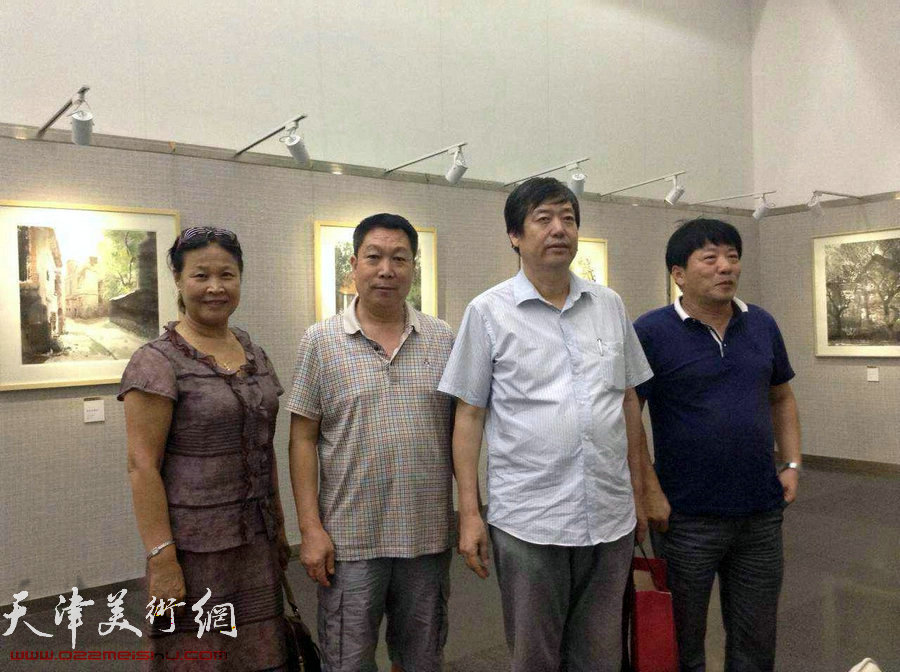 天津师大教授陈元龙观看展览。