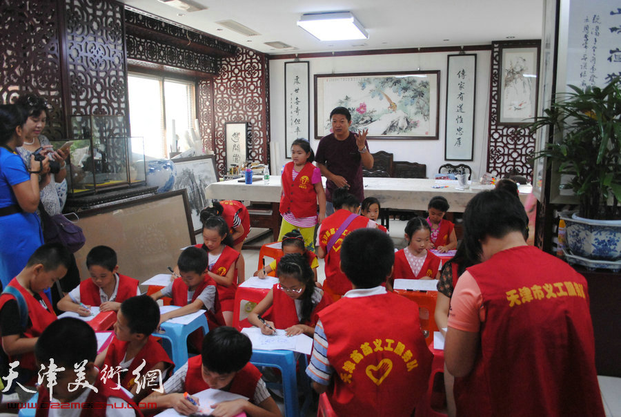 图为魏瑞江为苗苗义工的孩子们举办公益讲座。