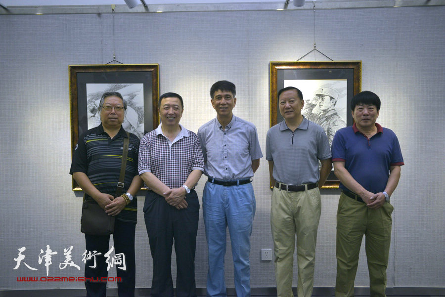 图为左起：石增琇、赵军、张寿庠、徐铸、高原春在画展现场。