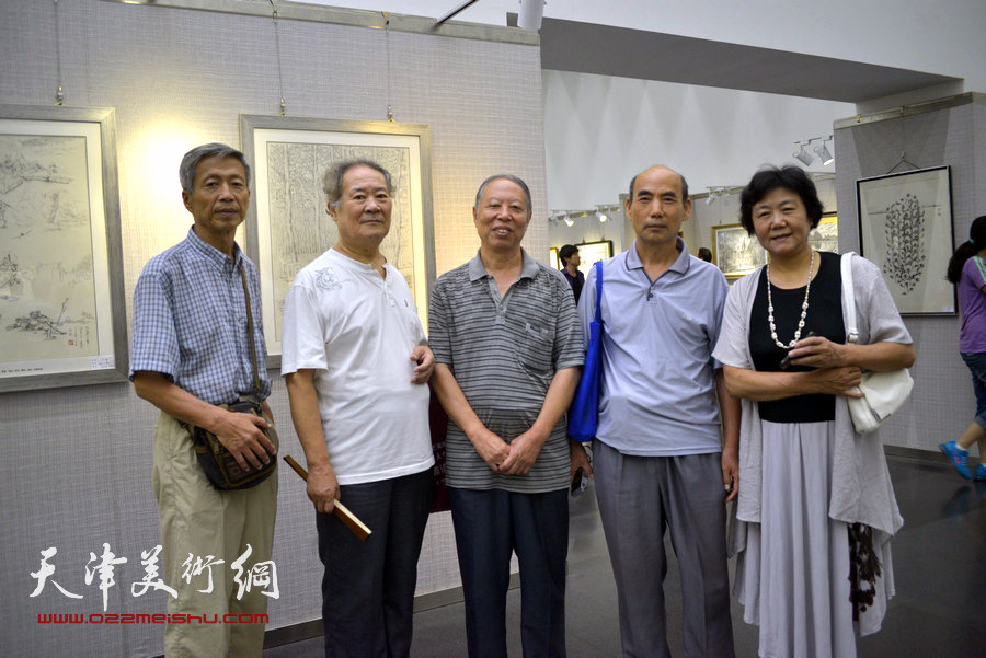 图为邱贞鉴、房树常等参展画家在现场。