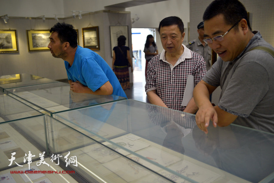 图为赵军、徐伯全在现场观摩作品。