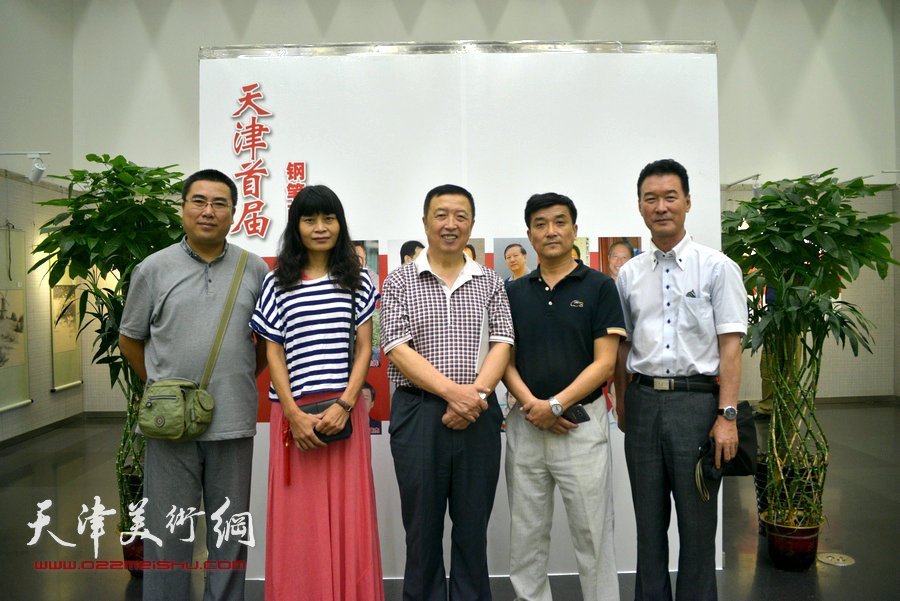 图为左起：徐伯全、杨晓君、赵军、王群英、陈之海在画展现场。