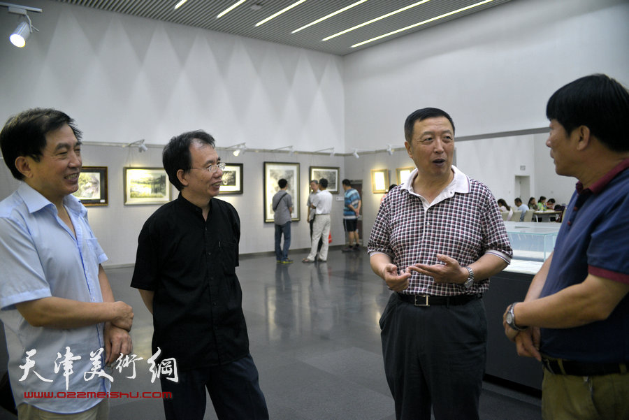 图为赵军、庞恩昌、高原春、王文元在画展现场交流。