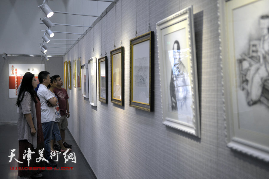 天津首届钢笔画学术展暨天津第二节钢笔画论坛开幕现场。