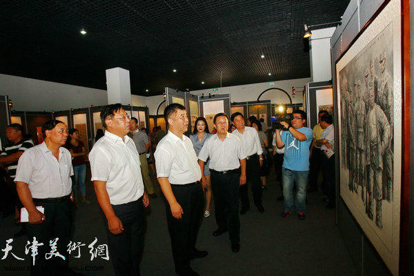 图为著名画家郭凤祥、赵俊山陪同和平区领导观看展览。
