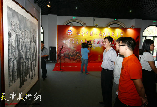 图为市民观看书画展.