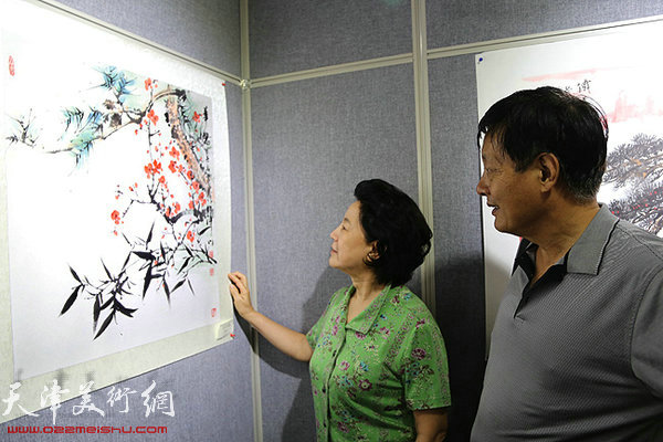 曹秀荣会长赞誉孟宪义的画作。