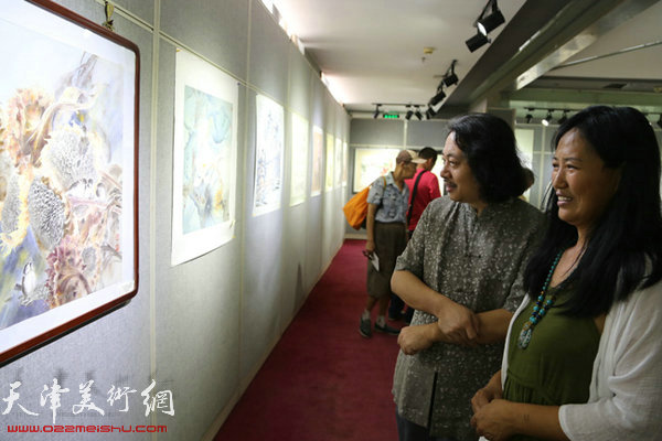 天津画院院长贾广健、杨秀英观赏画作。