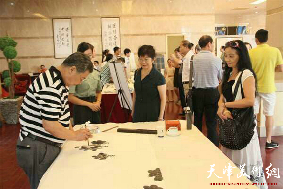 中国美协会员、天津商业大学艺术学院院长王其华现场创作。