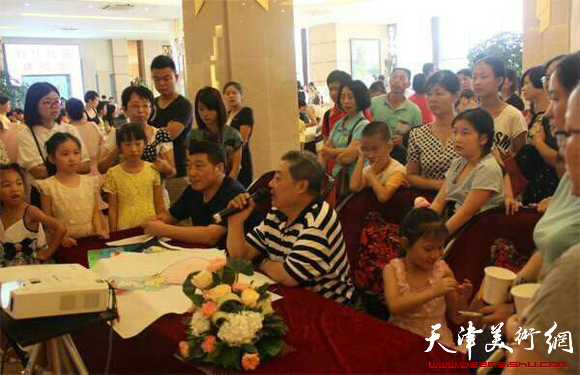 中国书法家协会常务理事、江西省书法家协会主席毛国典与王其华现场点评作品。
