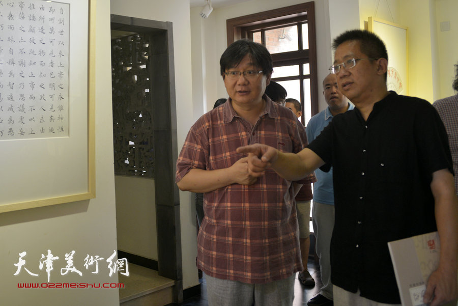 图为李毅峰、胡健在交流。