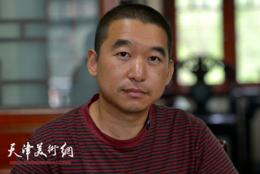 图为聂松在胡健书法篆刻作品研讨现场。