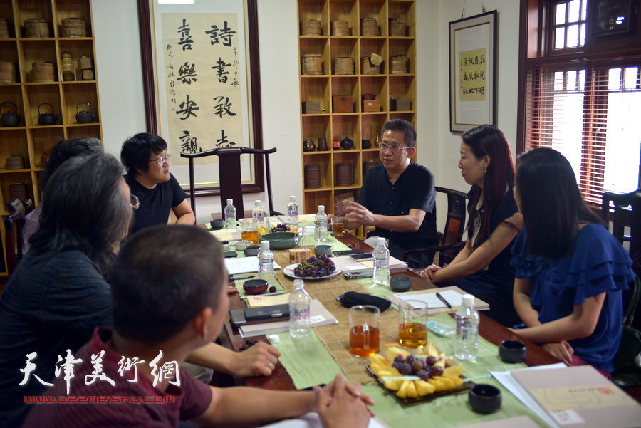 图为和厚斋胡健书法篆刻作品研讨现场。