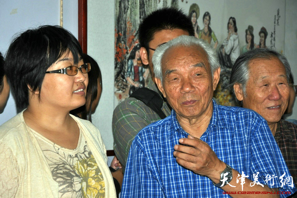 东光县举办纪念抗战胜利70周年美术作品展，图为开幕式现场。