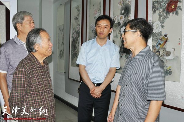 东光县举办纪念抗战胜利70周年美术作品展，图为开幕式现场。