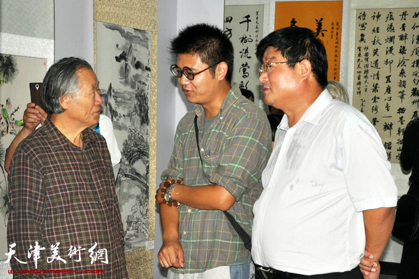 东光县举办纪念抗战胜利70周年美术作品展，图为开幕式现场。