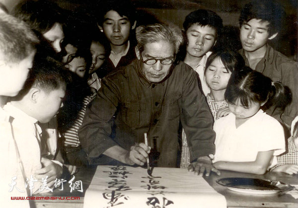 图为陈梅庵先生在南郊区文化馆示范讲课。（1979年）