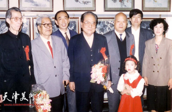 图为陈梅庵三代书画展在西安举办，时为陕西省领导人李连壁、董继昌、张斌、王步堂与陈家三代人合影。（1994年）