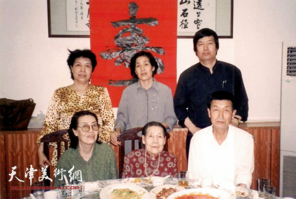 陈梅庵先生的夫人赵永珍与子女们合影。（2004年）