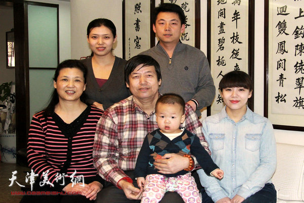 陈元龙与夫人姚宝荣以及女儿、女婿、外孙合影。（2013年）
