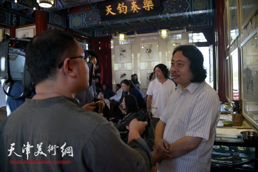 贾广健精品佳作9月13日在集真阁展出，图为贾广健接受媒体采访。