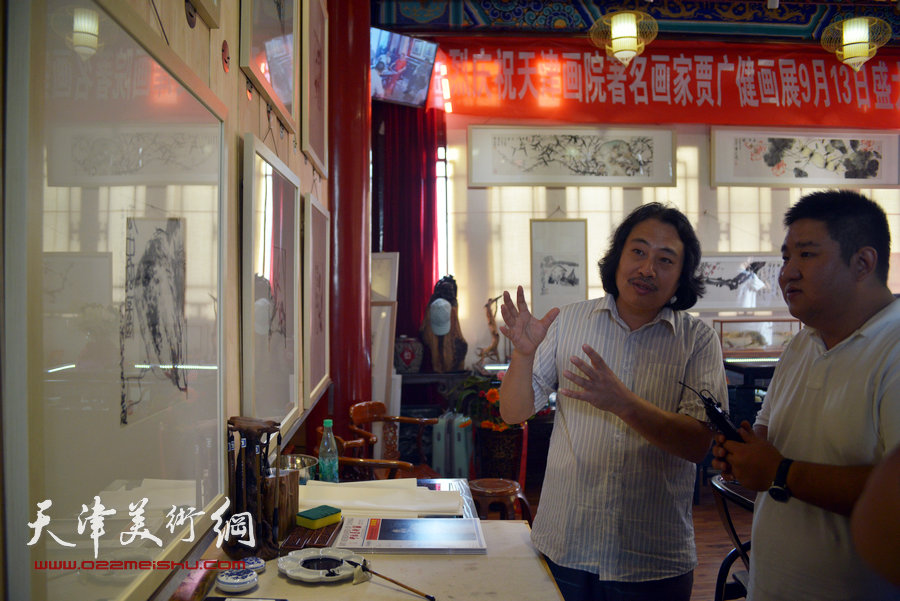 贾广健精品佳作9月13日在集真阁展出，图为贾广健介绍作品。