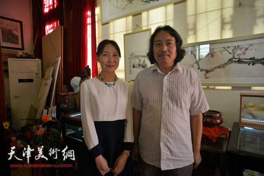贾广健精品佳作9月13日在集真阁展出，图为贾广健与主峰在现场。