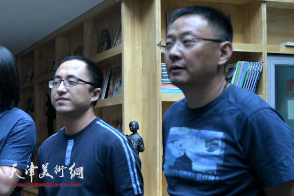 李勇正（右）、杜曦云在泰达当代艺术博物馆。