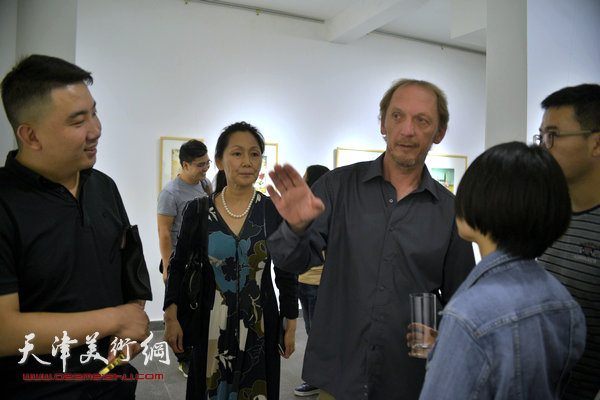 约亨· 库布里克在展览现场为观众讲解作品。