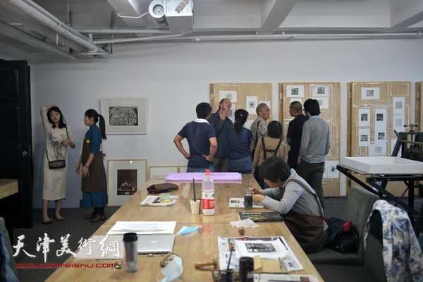 约亨· 库布里克与来宾在滨海国际版画创作基地交流。