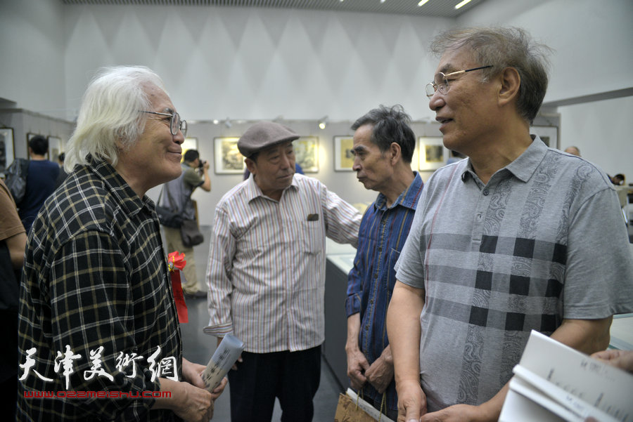 何延喆与李庆增在画展现场交流