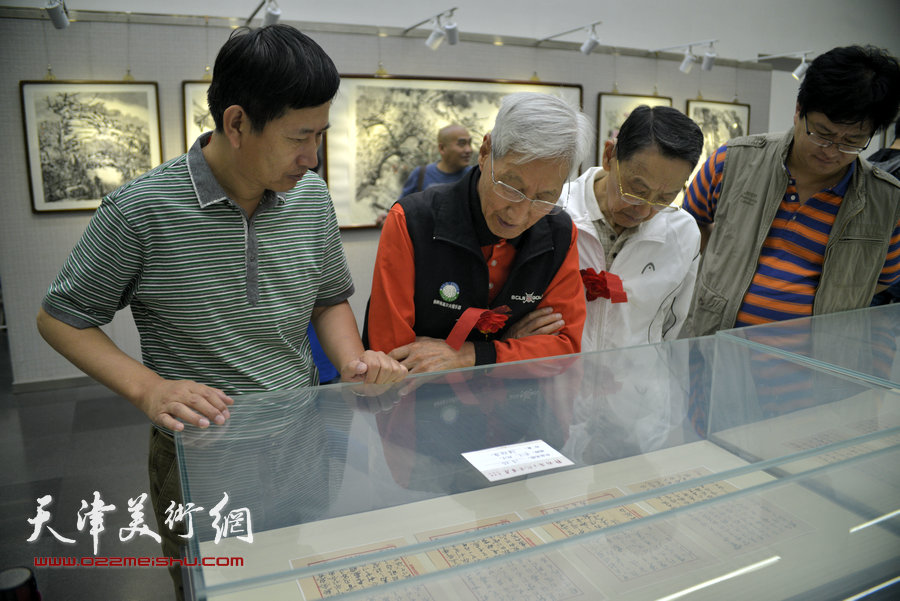 李桂金（左）在观赏作品