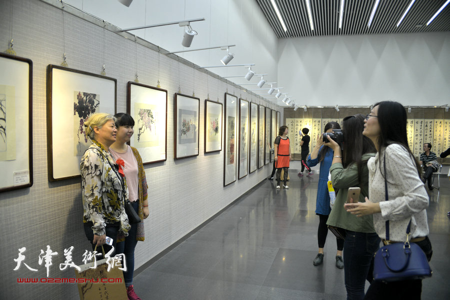 图为陈梅庵三代书画展览现场。