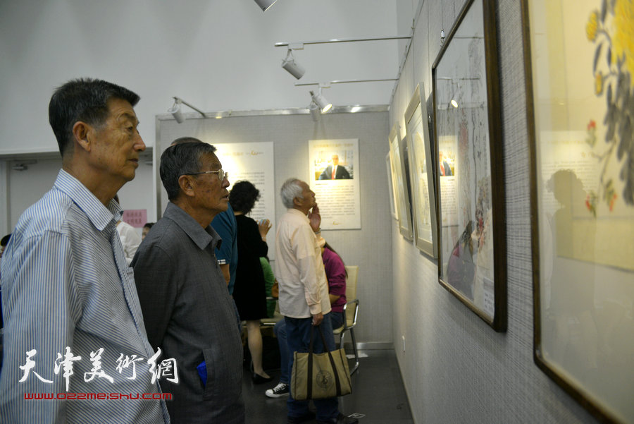 图为陈梅庵三代书画展览现场。