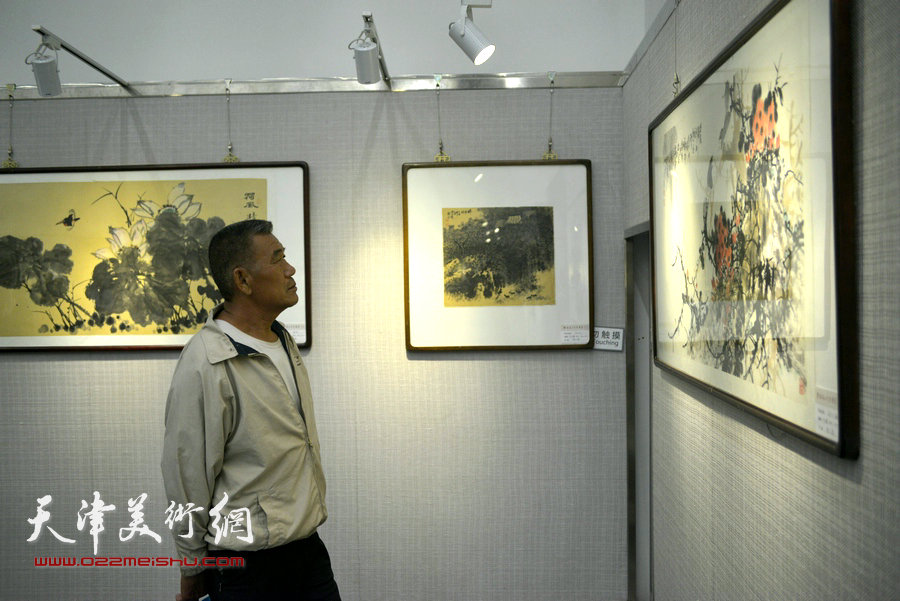 图为陈梅庵三代书画展览现场。