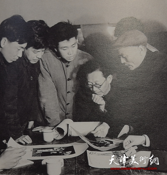 20世纪60年代初在天津美协版画组讨论新作