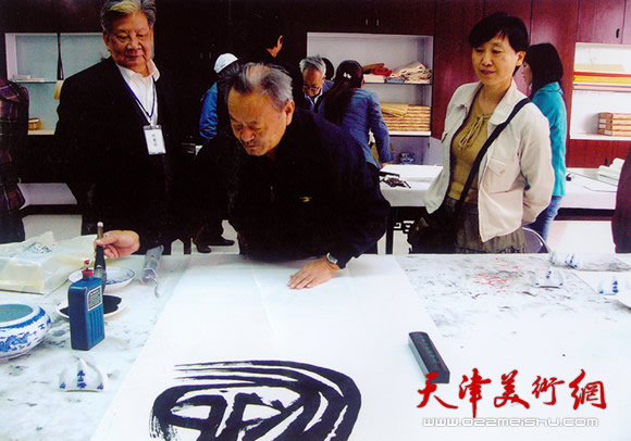 2006年11月在深圳观澜版画家邀请展笔会现场，背后为版画家李焕民